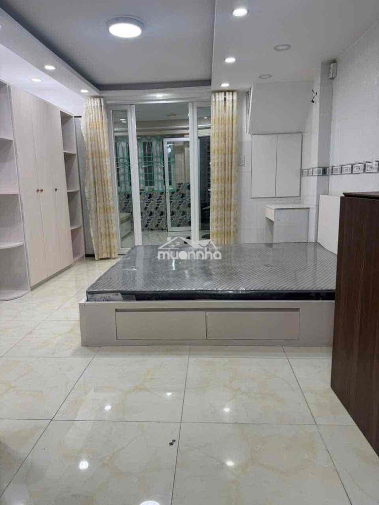 Nhà nguyên căn. hình thật 100%. full nội thất, giáp q.1, gần hàng xanh