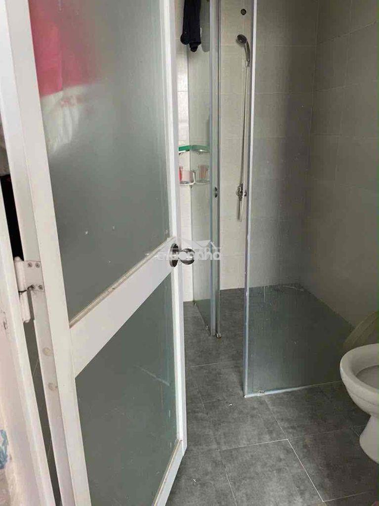 E cho thuê căn zentower q12 2 pn 2 wc sẵn 1 máy lạnh chỉ 6 tr cọc 1 .