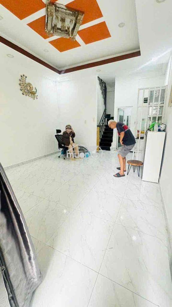 Nhà mới sơn sửa mới 50m 2lầu 3pn 3wc hxh quang trung