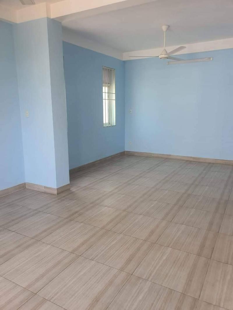 Phòng lớn 40m2, phù hợp ở gia đình, làm văn phòng, ban công rộng thoáng