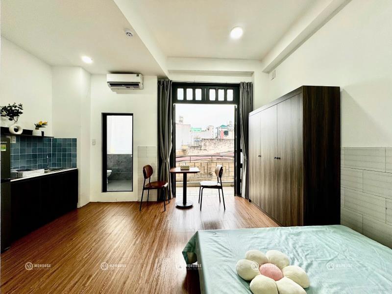 Studio có ban công siêu thoáng , nằm ngay trên đường âu cơ gần thoại ngọc hầu , luỹ bán bích , gần đại học huit , vhu 