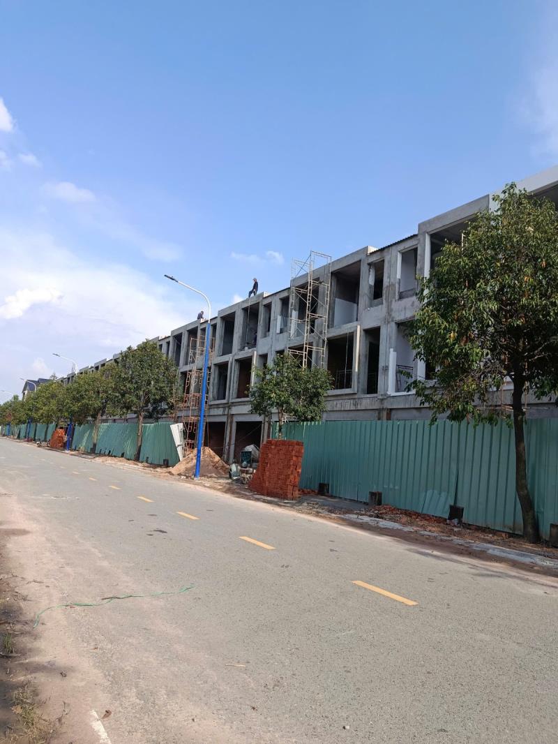 Diện tích 150m² (5m x 30m). kết cấu 1 trệt 2 lầu với 2 mặt tiền trước sau becamex bình dương - Ảnh 2