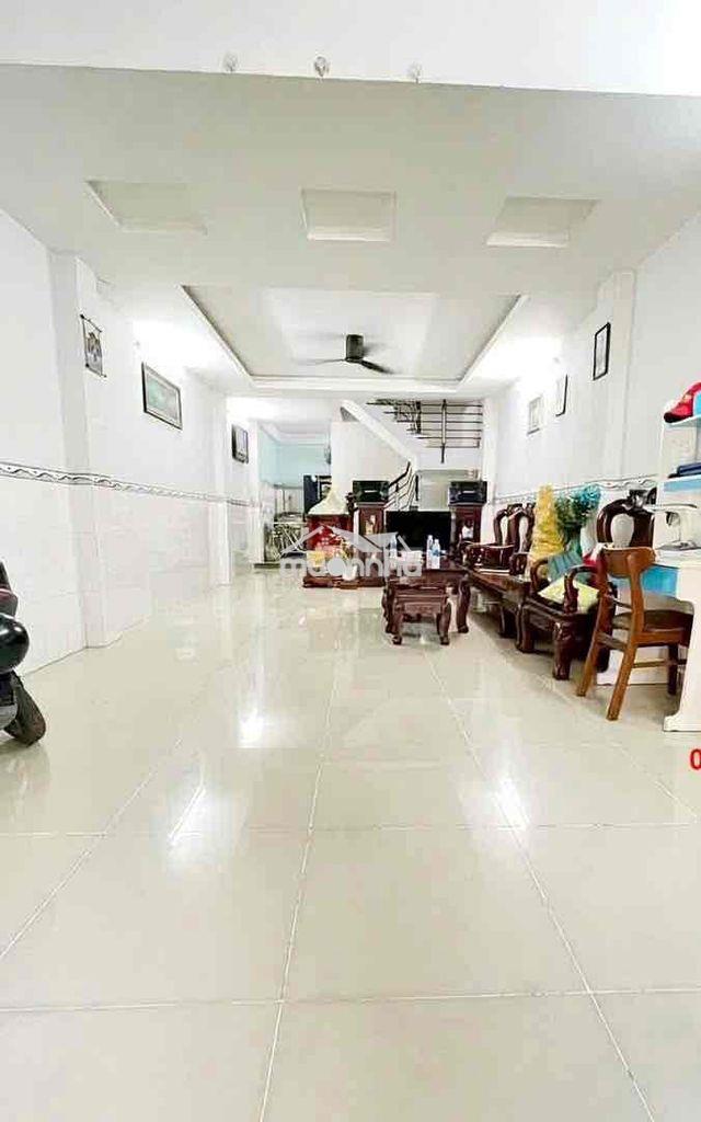 Nhà cạnh sân bay 70 m2 3 tầng 6 tỷ  xíu oto ngủ nhà - Ảnh 2