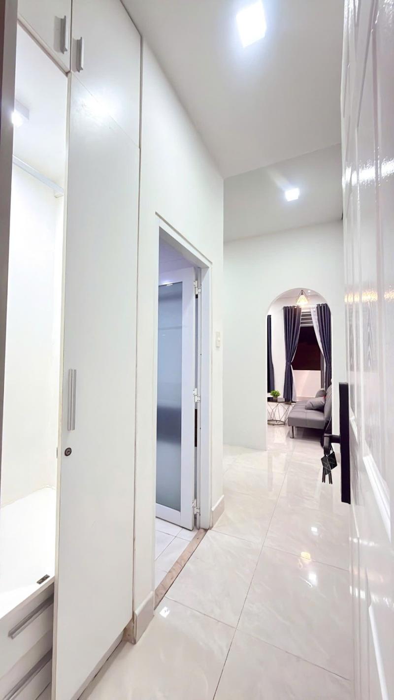 Bạn đang trả 5 - 6 triệu để đổi lấy cảm giác 'trải nghiệm địa ngục trần gian' mỗi ngày?" 🪦🤦‍♀️ ​về nhà sau 8 tiếng bị sếp dí, bước chân vào cái phòng tắm ố vàng, chân giẫm lên nền gạch dính rít - Ảnh 3
