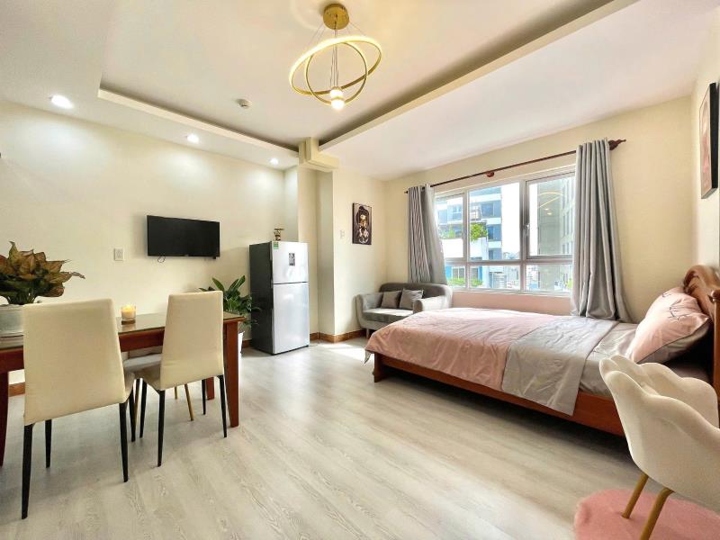 Cho thuê căn hộ có cửa sổ kính lớn thoáng full nội thất gỗ đường nguyễn cửu vân quận bình thạnh, sát quận 1