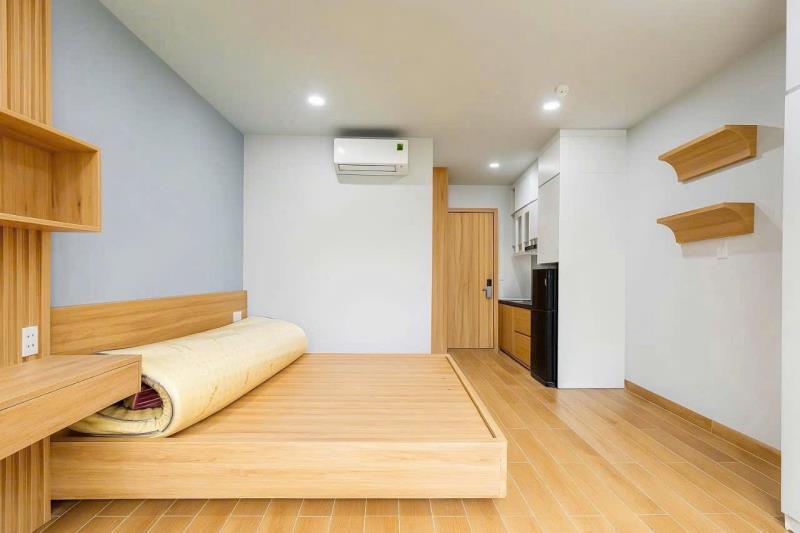 Góc phòng 30m2 ban công chill tone gỗ ấm áp, ngay trung tâm phan xích long - Ảnh 3