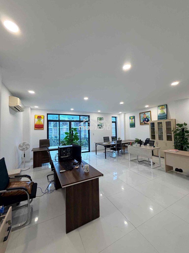 Văn phòng 7x20m full nội thất ngăn kính sẵn tại vạn phúc city
