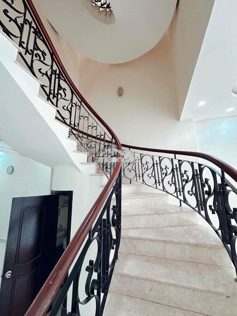 Trước nhà là công viên cây xanh - dt 5x20m - xe hơi đậu thoải mái - Ảnh 3