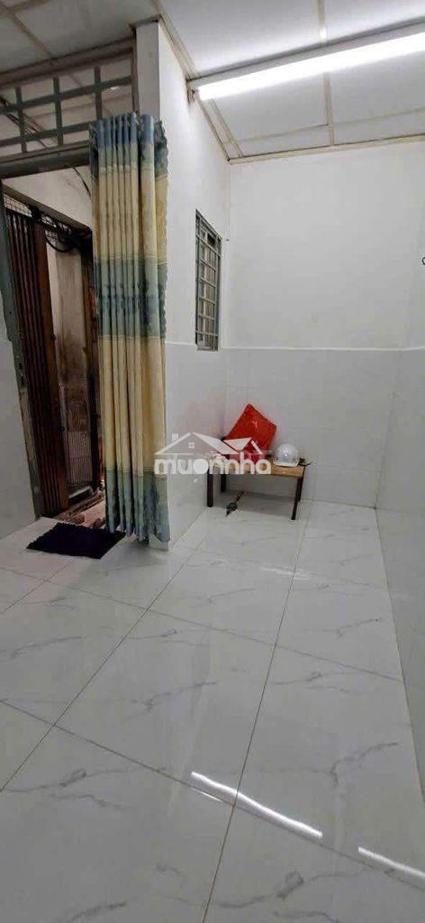Nhà sạch sẻ có máy lạnh và quạt vô ở liền 