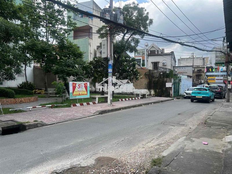 Bán nhà lầu 4 tầng, diện tích rộng, cách công viên 3 căn nhà
