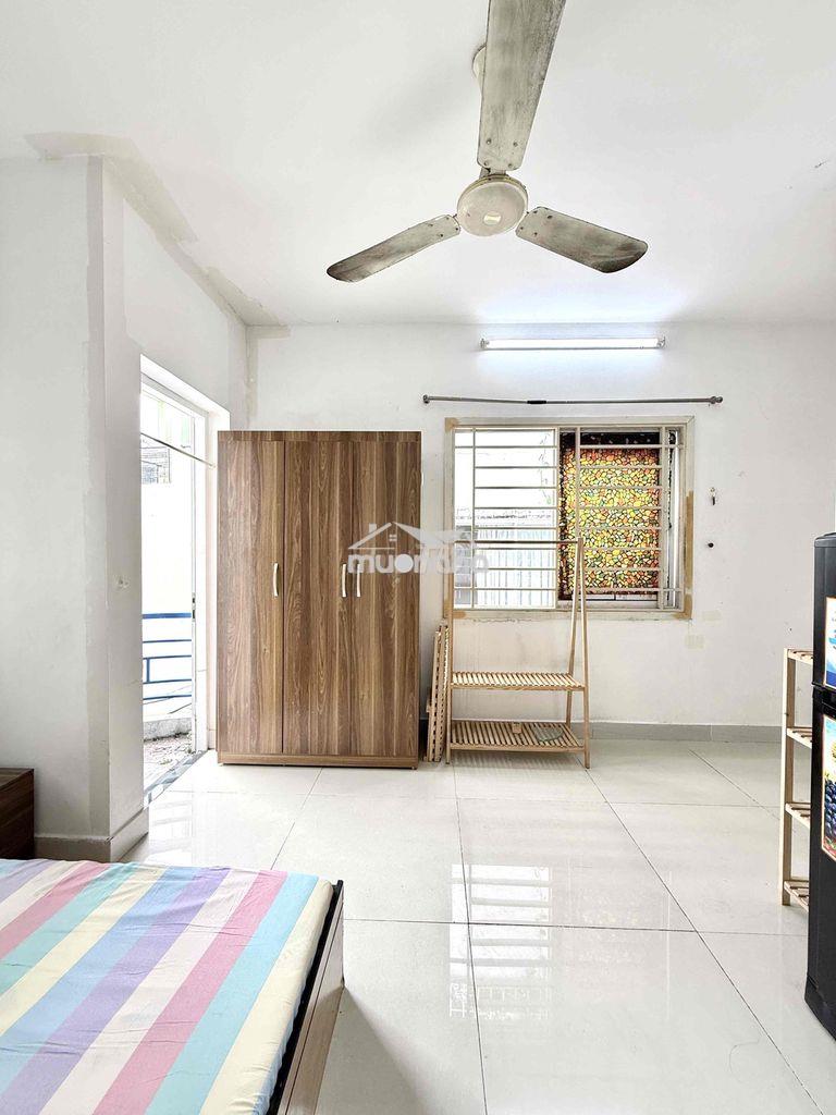 Phòng bancon, cửa sổ to - Ảnh 4