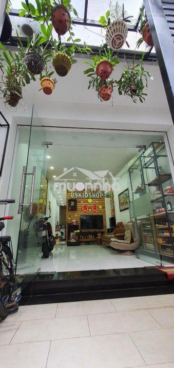 Nhà mới rộng rãi có sân để xe gần mt 3/2