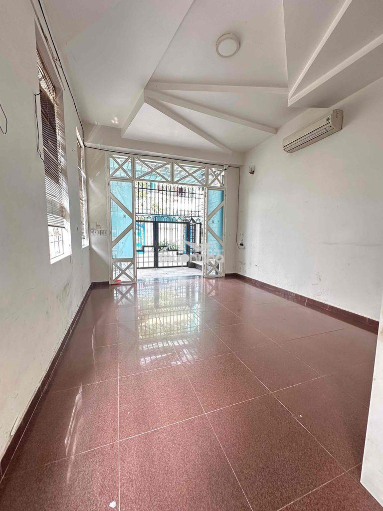 Cho thuê nhà hẻm tải lạc long quân p11 tân bình. dt: 4m5 x 22m 3 lầu