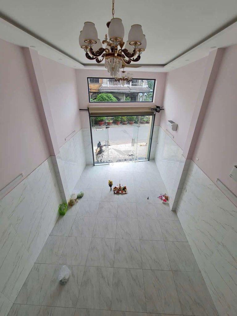 5x22m 5 tầng thang máy 2xtr